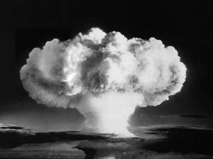 Bomba de Hiroshima. El poder destructivo de una bomba está relacionado directamente con la energía que se libera durante la explosión. Las bombas nucleares liberan energías que son entre 1000 y 1000.000 veces mayores aún que las detonaciones químicas, como sería la de una tonelada de TNT. El poder explosivo de una bomba nuclear, llamado rendimiento, se expresa mediante la comparación con el poder destructivo del TNT, y así se habla de bombas de un kilotón (un kt) si la energía liberada es la misma que se produce al detonar 1 000 toneladas de TNT. Si el rendimiento es de 1 000 kt, se trata de una bomba de un megatón (un Mt). TNT: trinitrotolueno