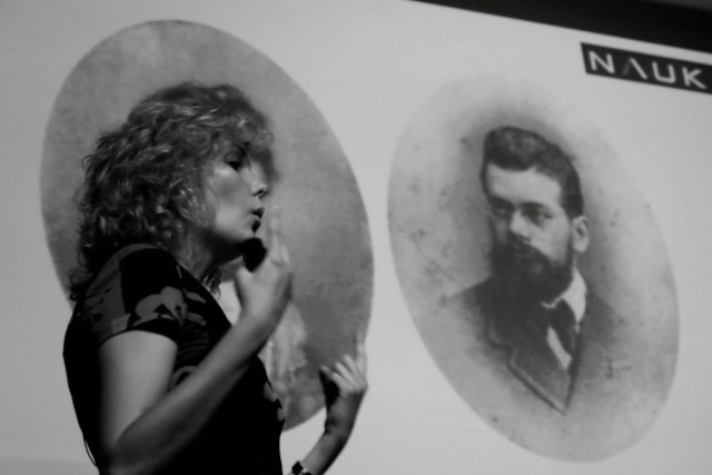 "Laura haciéndose pasar por la mujer de Ludwig E. Boltzmann." Xurxo Mariño