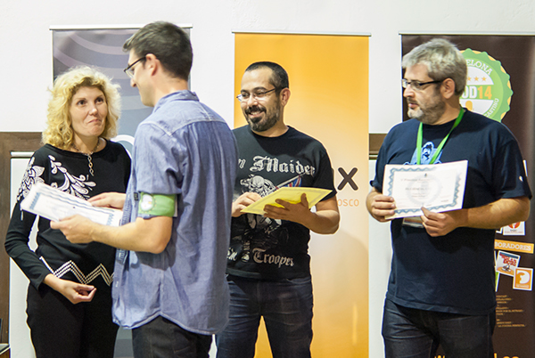 Recogiendo el diploma de la nominación como enviada de Catástrofe UV (y muy bien acompañada por Abraham y Màrius)