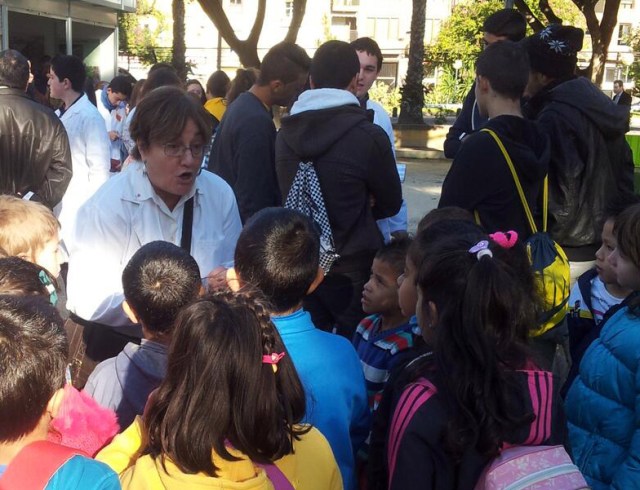 Melli contándoles cuentos de ciencia a los peques durante las actividades de ADCMurcia en la SECYT 2013